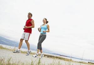 一男一女在运动